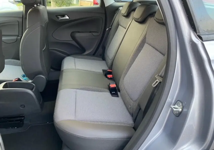Vue intérieure côté droit des sièges arrière bi-matière gris clair et gris foncé de l'Opel Crossland gris alu 2022.