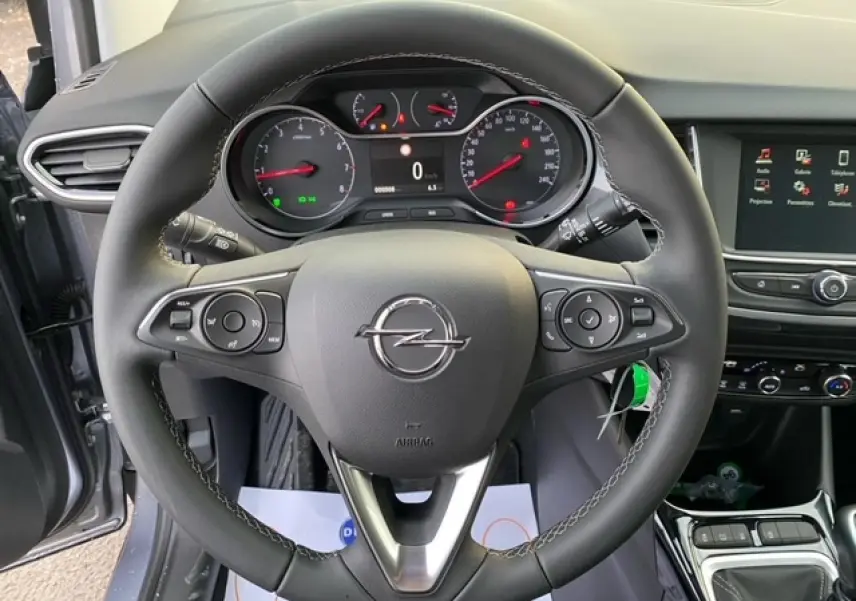 Vue intérieure centrée sur le volant Opel Crossland 2022, avec tableau de bord et écran tactile visibles, finition gris alu.