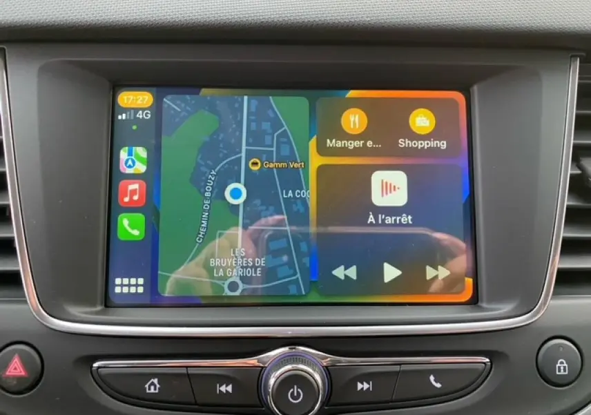 Écran tactile central de l’Opel Crossland 2022 affichant la navigation et les commandes multimédia.