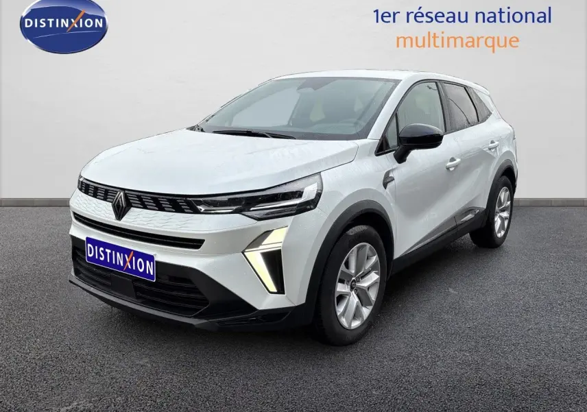 Renault Symbioz blanc nacré métal en 3/4 avant droit, avec feux LED et calandre noire distinctive.
