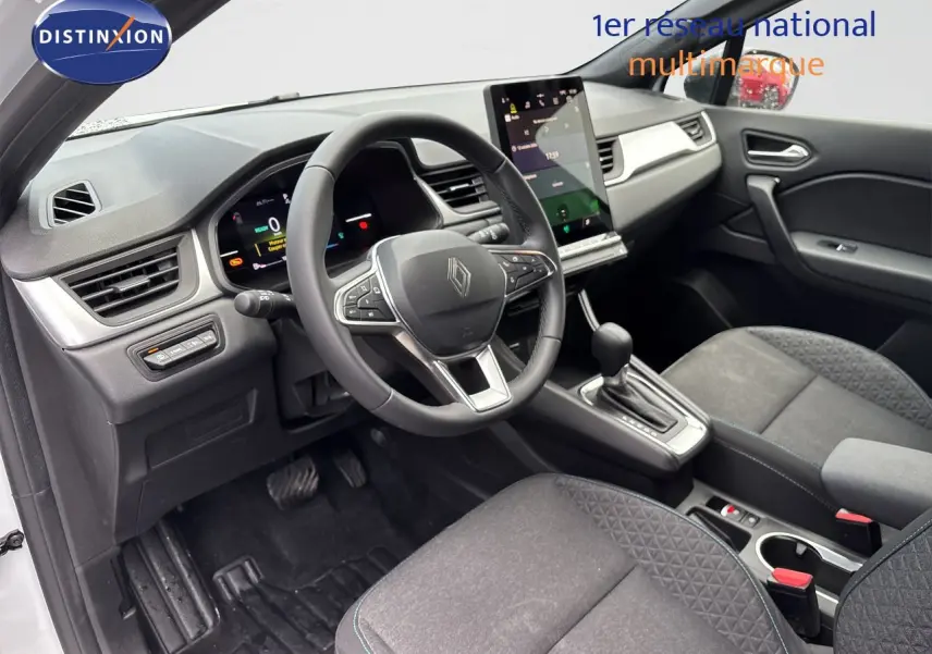 Intérieur avant droit du Renault Symbioz blanc nacré, volant multifonction, écran tactile vertical et sièges tissu gris.