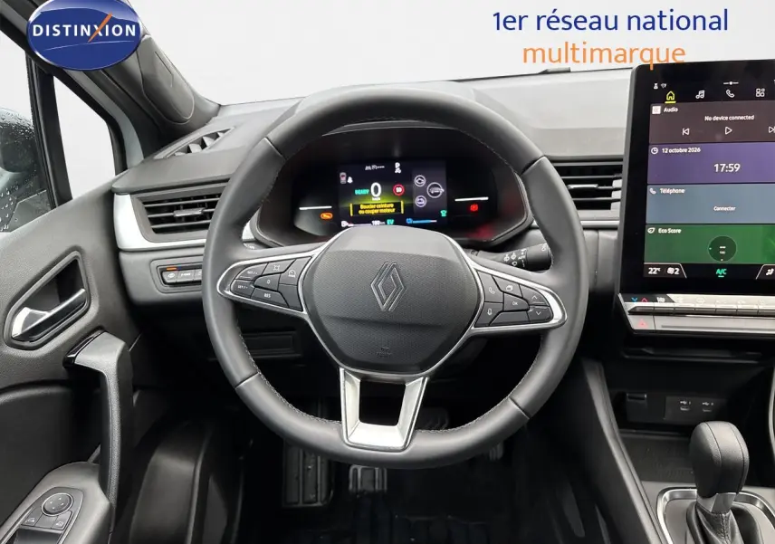 Vue centrée sur le volant noir du Renault Symbioz 2025 avec tableau de bord digital et écran tactile moderne.