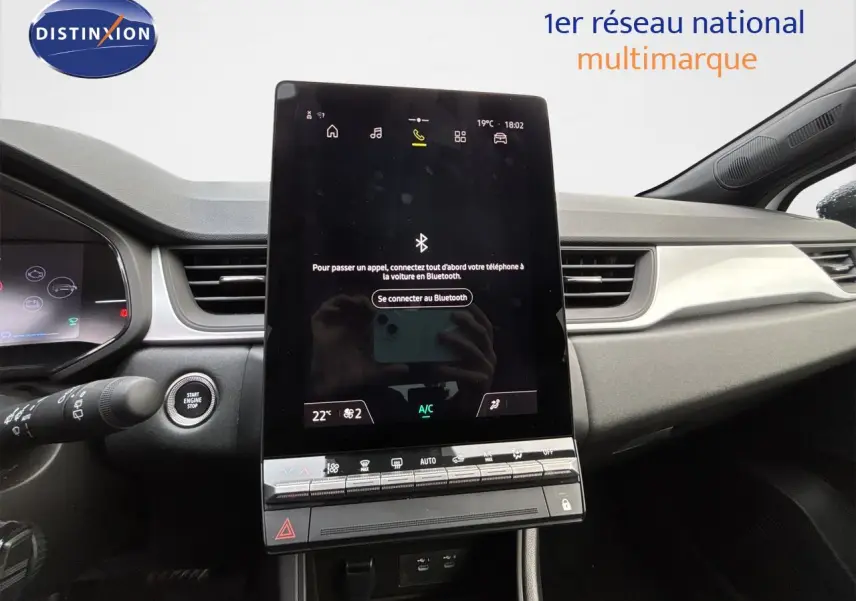 Intérieur du Renault Symbioz E-Tech Full Hybrid 2025, vue centrale sur l’écran tactile vertical et tableau de bord gris clair.