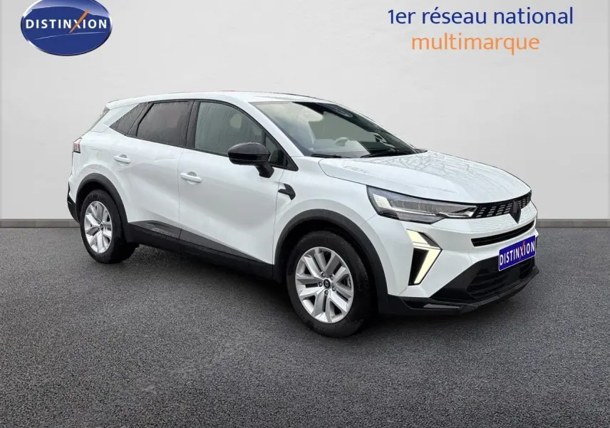 Renault Symbioz blanc nacré métal en 3/4 avant droit, SUV hybride avec détails noirs contrastants et jantes argentées.