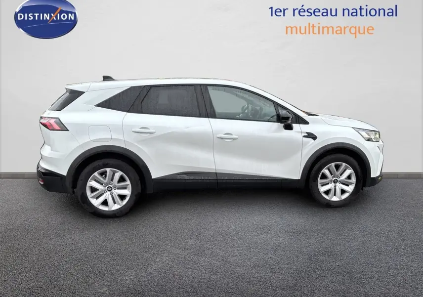 Vue latérale droite d'un Renault Symbioz blanc nacré métallisé, SUV hybride au design moderne et lignes épurées.