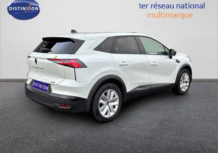 Renault Symbioz blanc nacré métal vu en 3/4 arrière droit, avec feux arrière LED et jantes alliage.