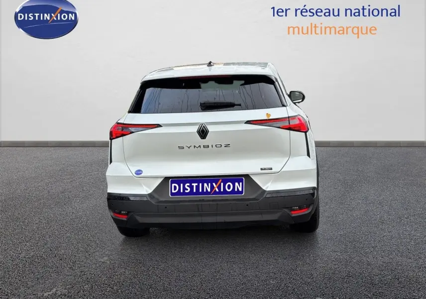 Vue arrière d'une Renault Symbioz blanc nacré métallisé, avec feux arrière fins et logo central bien visibles.