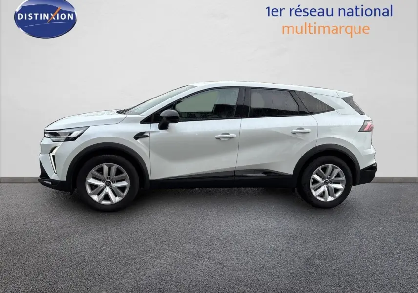 Profil droit du Renault Symbioz blanc nacré, SUV hybride 2025 avec jantes alliage et vitres teintées.