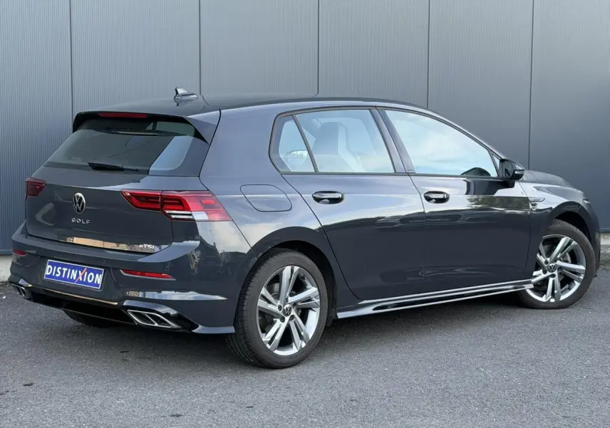 Volkswagen Golf 8 R-Line gris Urano vue 3/4 arrière droit avec jantes alliage et feux LED arrière.