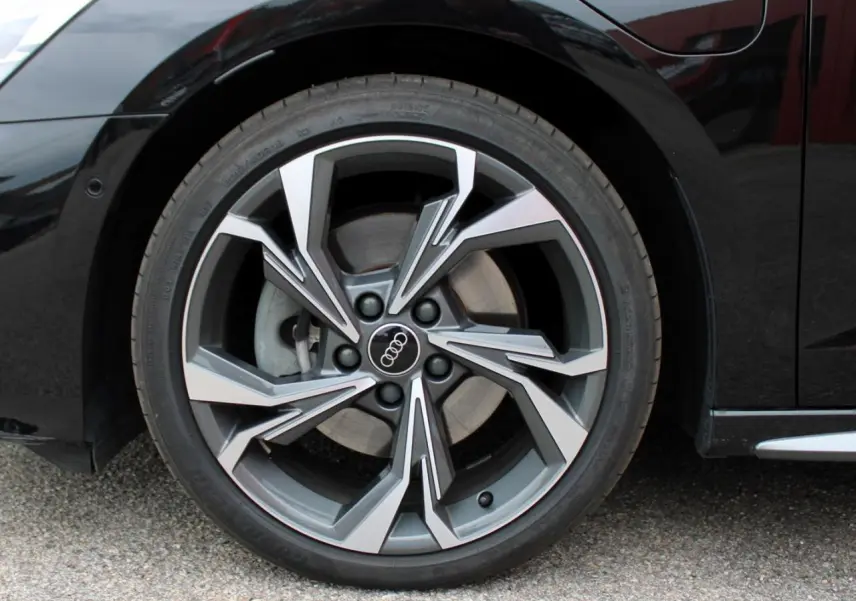 Gros plan sur la jante avant droite en alliage 5 branches en Y gris graphite brillant de l'Audi A3 Sportback noir Mito Metal.