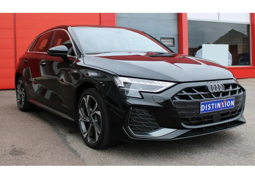 Audi A3 Sportback noir mito metal vue 3/4 avant, avec calandre large et jantes alliage 18 pouces gris graphite.