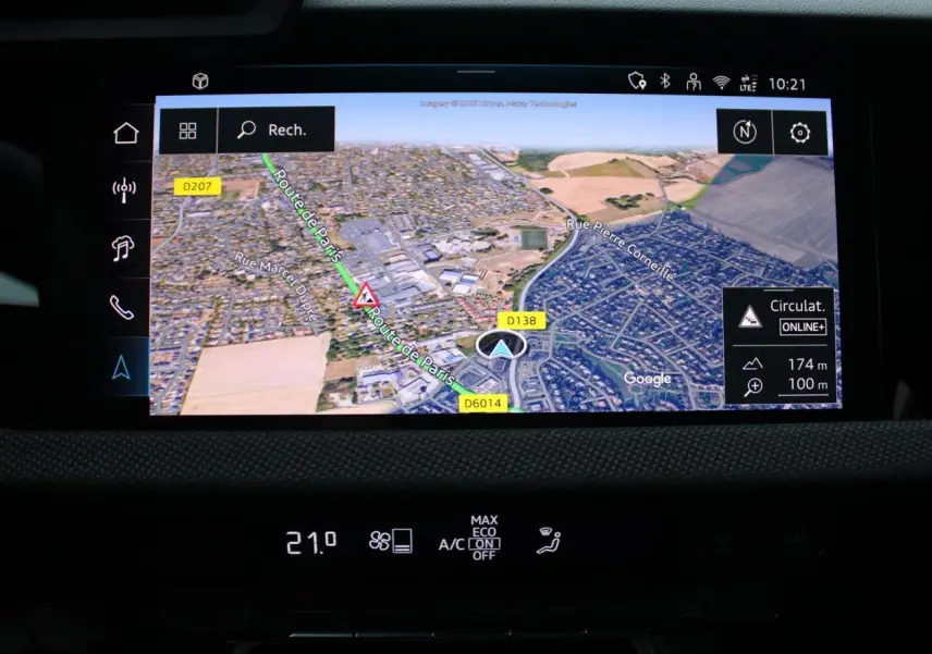 Écran tactile central de l'Audi A3 Sportback 2025 affichant la navigation avec vue satellite et carte routière.