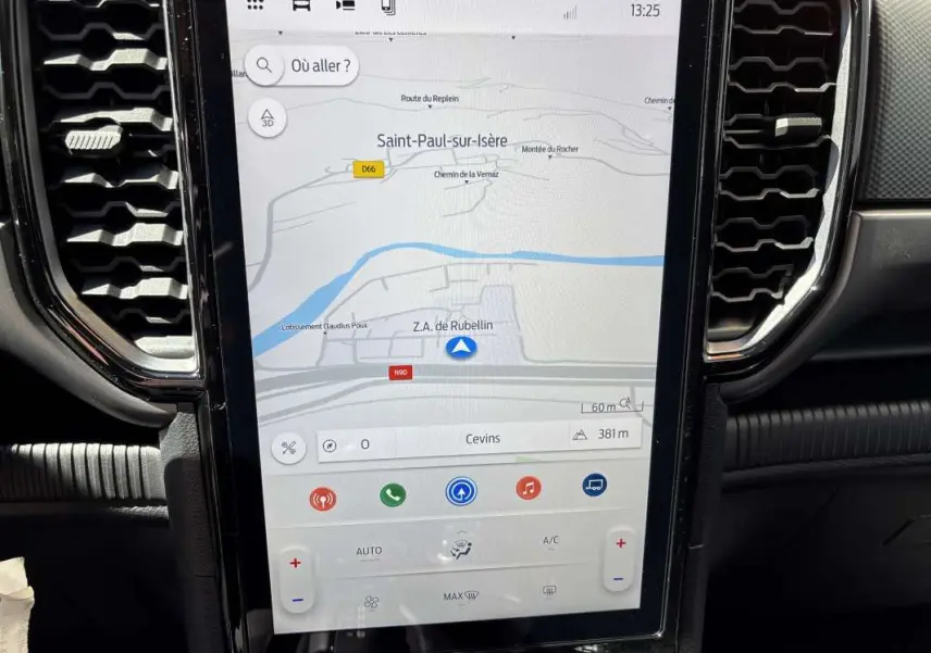 Écran tactile central vertical du Ford Ranger gris carbone 2026 affichant la navigation GPS et commandes climatisation.
