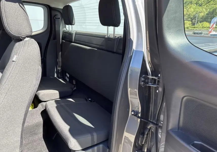 Vue intérieure côté droit sur la banquette arrière et la porte ouverte du Ford Ranger gris carbone Supercab 2026.