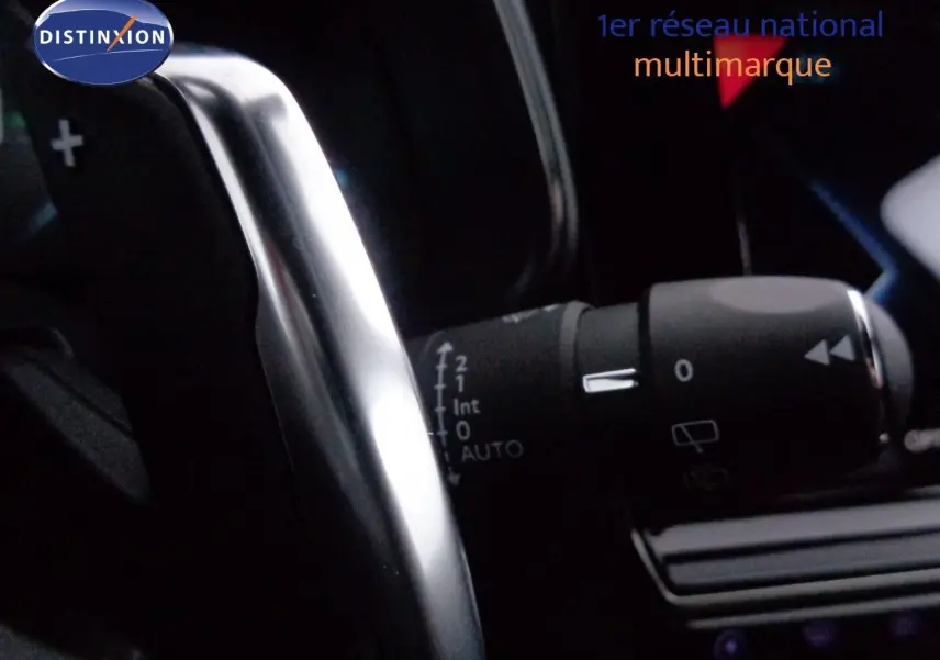 Détail de la commande de régulation des essuie-glaces dans l'habitacle du DS7 Crossback E-TENSE bleu encre.