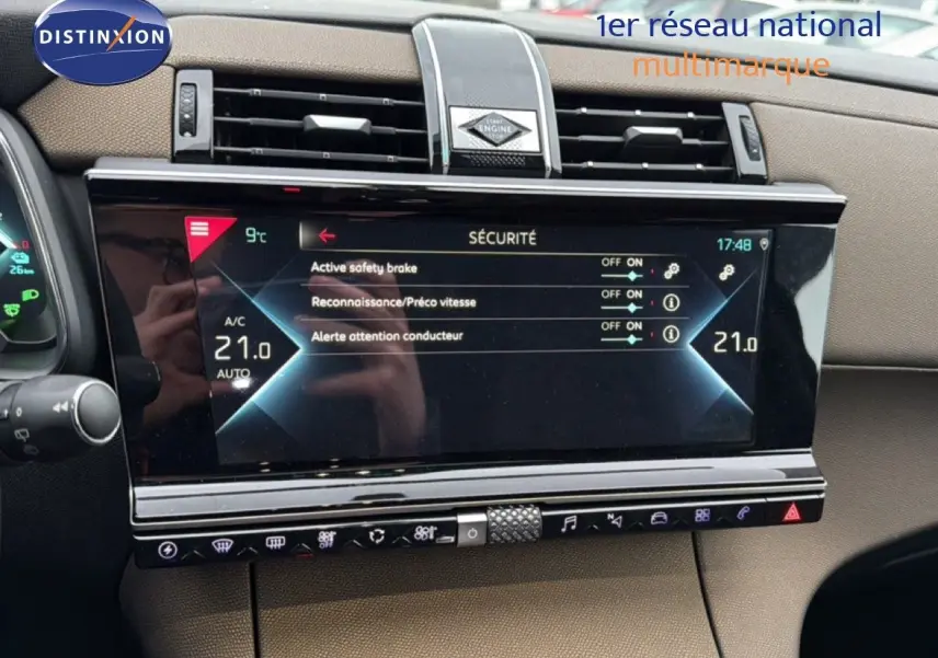 Vue rapprochée de l'écran tactile central du DS7 Crossback bleu encre métal, affichant les réglages de sécurité et climatisation.