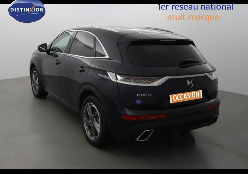 Vue 3/4 arrière droite du DS7 Crossback E-TENSE bleu encre métal avec feux LED et double sortie d'échappement chromée.