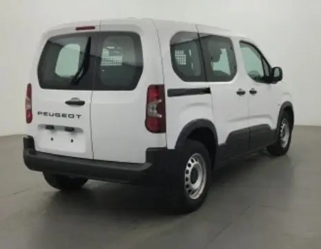 Vue 3/4 arrière droite du Peugeot Rifter blanc Banquise avec portes arrière battantes vitrées et vitrage arrière grillagé.