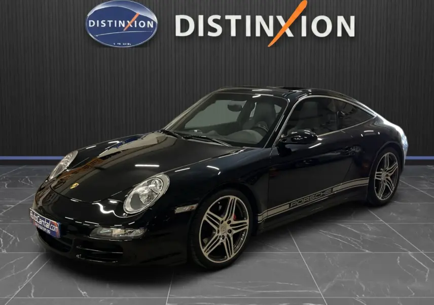Porsche 911 Targa 997 Carrera 4S noir métallisé vue 3/4 avant avec jantes Turbo 19 pouces et bandeau latéral Porsche argenté.