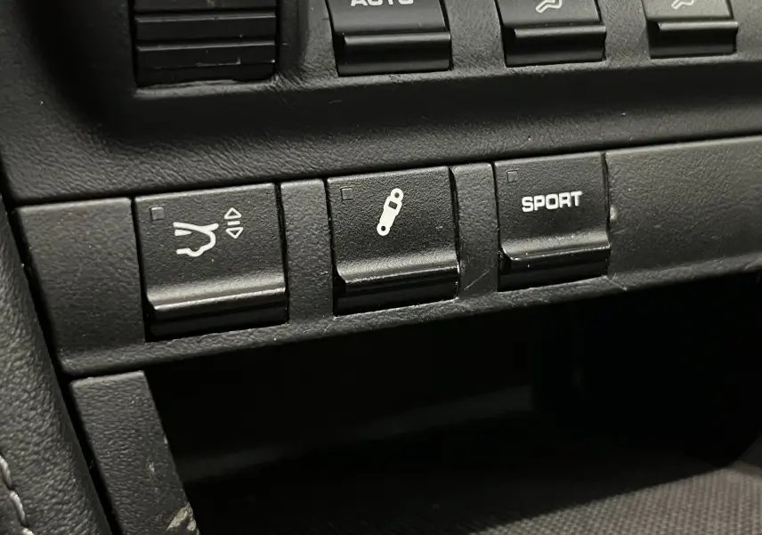 Gros plan sur les boutons de commande en cuir noir du tableau de bord de la Porsche 911 Targa 997 Carrera 4S.