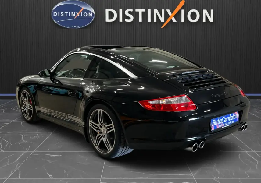 Vue 3/4 arrière droite d'une Porsche 911 Targa 997 Carrera 4S noire métallisée avec jantes Turbo 19 pouces et étriers rouges.