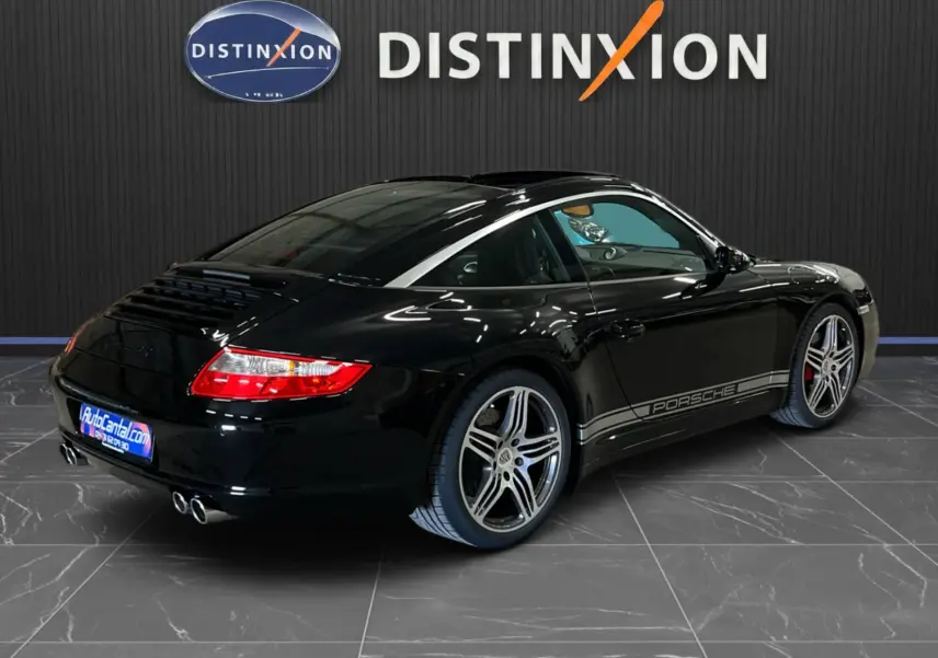 Vue 3/4 arrière droite d'une Porsche 911 Targa 997 Carrera 4S noire métallisée avec jantes Turbo 19 pouces et étriers rouges.