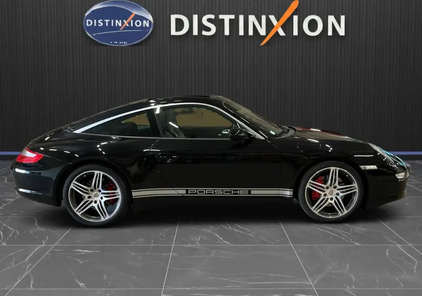 Profil gauche d'une Porsche 911 Targa 997 Carrera 4S noire métallisée avec bande latérale Porsche argentée et étriers rouges.