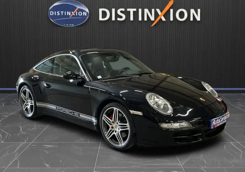 Porsche 911 Targa 997 Carrera 4S noir métallisé en 3/4 avant droit avec jantes Turbo 19 pouces et bandeau latéral Porsche argenté.
