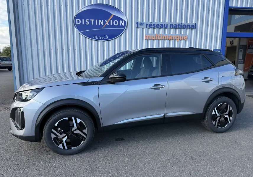 Peugeot 2008 Hybrid 145 GT gris Artense toit noir, vue de profil côté gauche, jantes alliage bicolores.