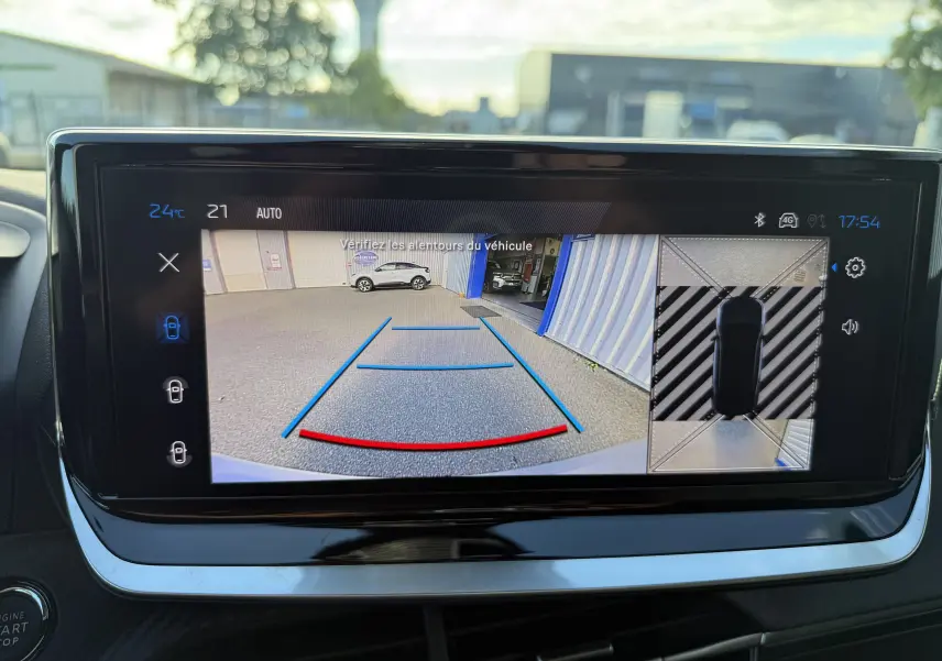 Écran multimédia du Peugeot 2008 Hybrid 145 GT montrant la caméra de recul avec vue arrière et vue 360° en extérieur.