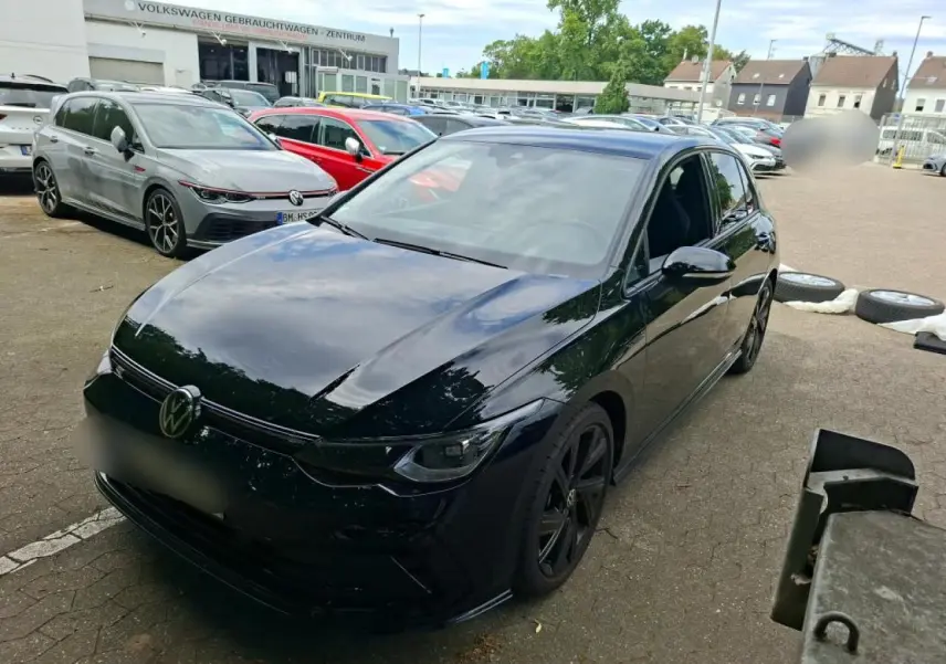 Volkswagen Golf 8 noire vue 3/4 avant droit avec jantes noires et calandre R-Line brillante