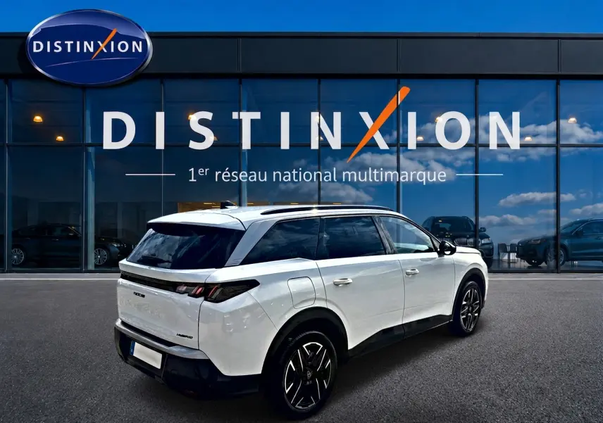 Peugeot 5008 Hybrid 145 allure e-dcs6 blanc vue 3/4 arrière droit avec jantes alu et vitres surteintées.
