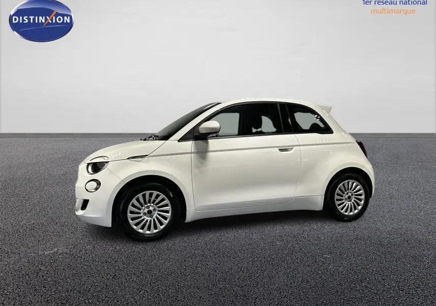 Profil droit d'une Fiat 500 électrique blanche 2024, avec jantes acier 15 pouces et lignes arrondies distinctives.