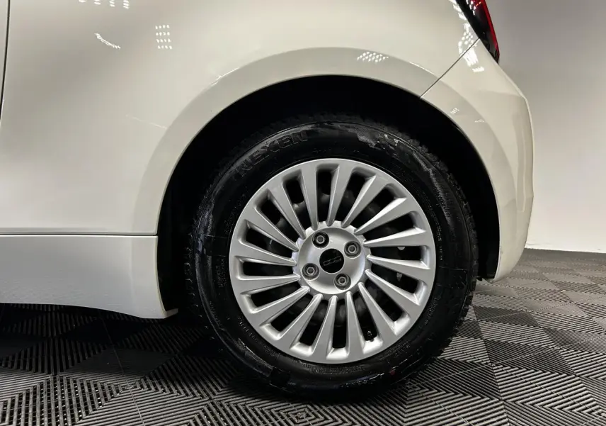 Gros plan sur la roue arrière droite blanche d'une FIAT 500 électrique 2024 avec jante acier 15 pouces.