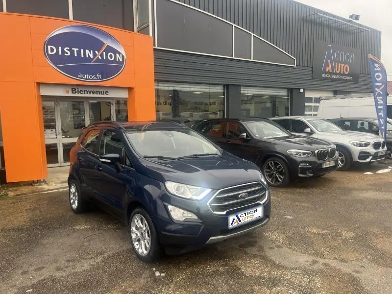 Ford EcoSport bleu Abysse en 3/4 avant droit, avec calandre chromée et jantes alliage 17 pouces visibles.