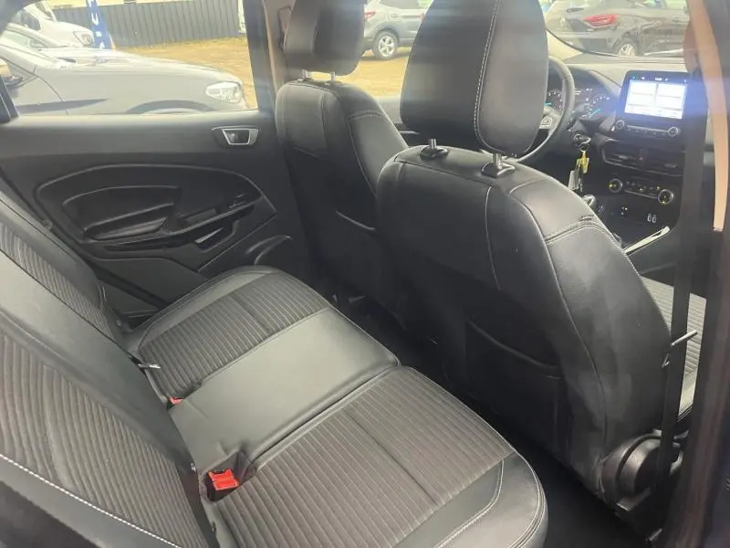 Vue intérieure arrière du Ford EcoSport 1.0 EcoBoost 2021 avec sièges noirs en tissu et Sensico, tableau de bord visible.
