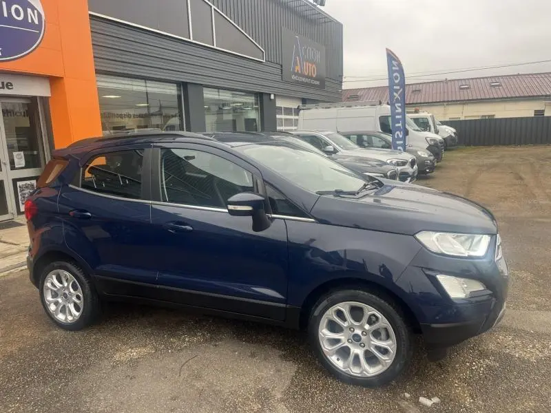 Ford EcoSport 1.0 EcoBoost bleu Abysse en profil droit, avec jantes alliage et barres de toit noires visibles.