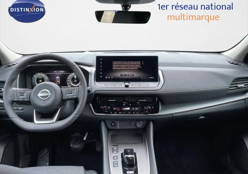 Vue intérieure avant du Nissan Qashqai 2025 avec tableau de bord noir, volant multifonction et écran tactile central.