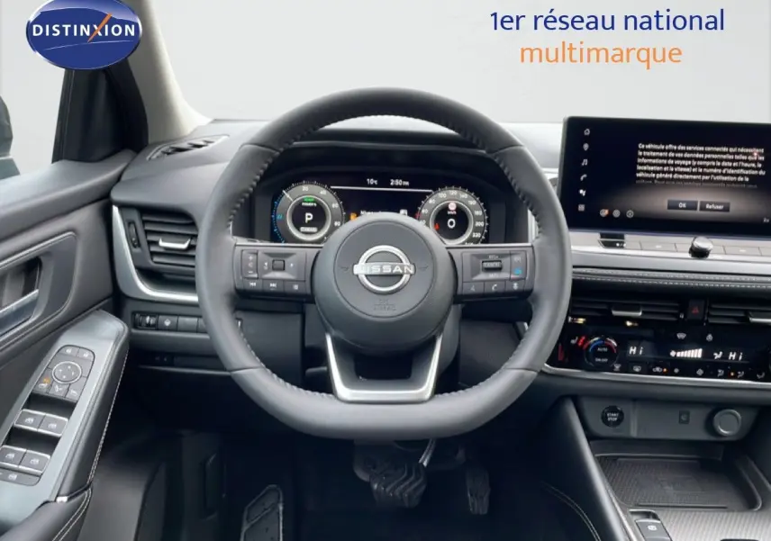 Vue intérieure centrée sur le volant cuir noir et le tableau de bord numérique du Nissan Qashqai 2025.