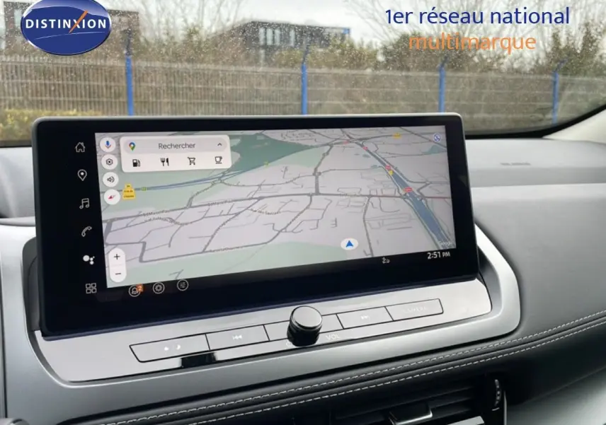Vue intérieure du tableau de bord du Nissan Qashqai 2025, écran tactile affichant une carte de navigation.