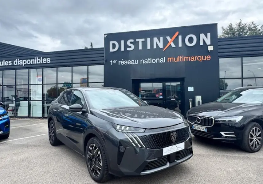Peugeot 3008 gris titane toit noir en 3/4 avant, calandre noire et jantes alliage 19 pouces visibles.