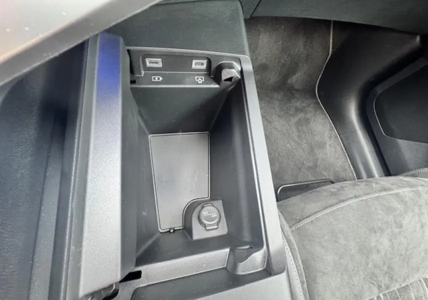 Vue rapprochée de la console centrale noire avec prises USB et prise 12V du Peugeot 3008 gris titane toit noir.