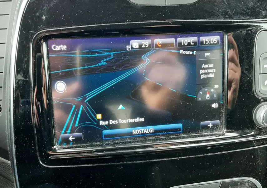 Écran central tactile du Renault Captur 2017 gris, affichant la navigation avec carte et commandes climatisation en dessous.