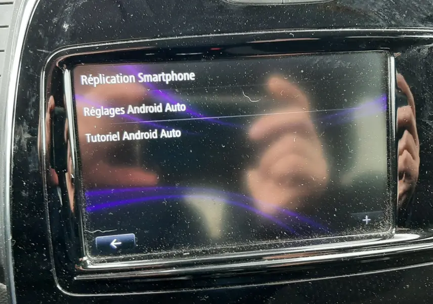 Écran tactile central du tableau de bord du Renault Captur 2017 affichant les options Android Auto.