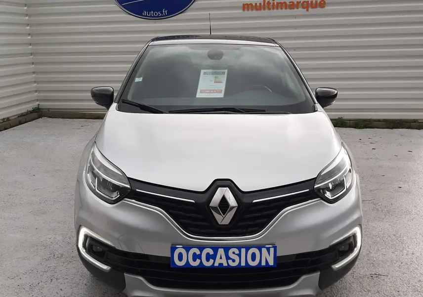 Vue avant d'un Renault Captur gris avec toit noir, phare LED allumé et plaque "OCCASION" visible.