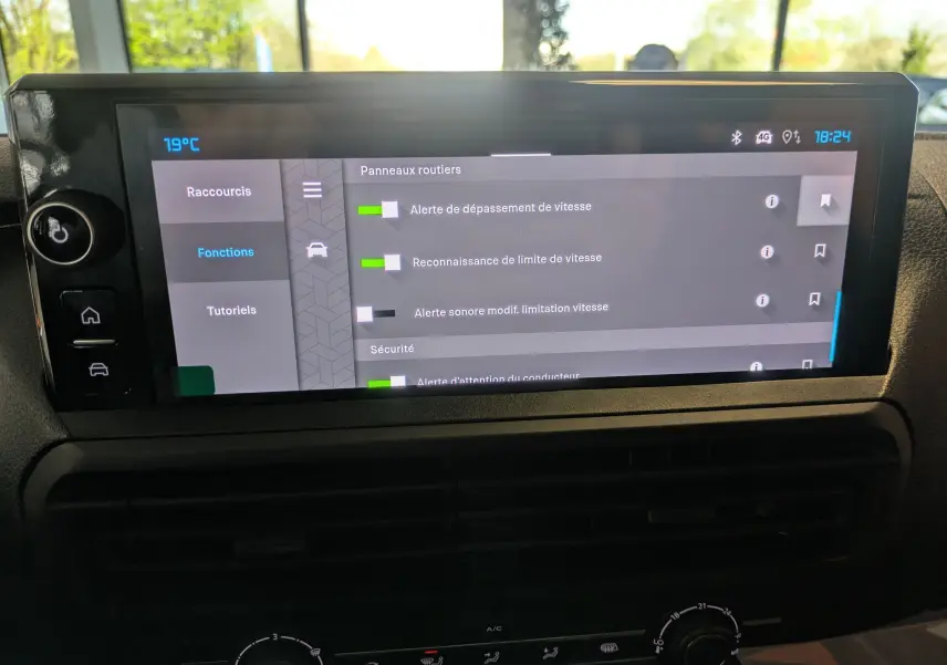 Écran tactile central du tableau de bord du Citroën Jumpy Cabine Approfondie gris titane, affichant les réglages de sécurité.