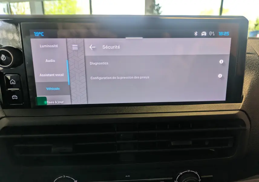 Écran tactile central du tableau de bord du Citroën Jumpy Cabine Approfondie 2025 affichant le menu Sécurité.