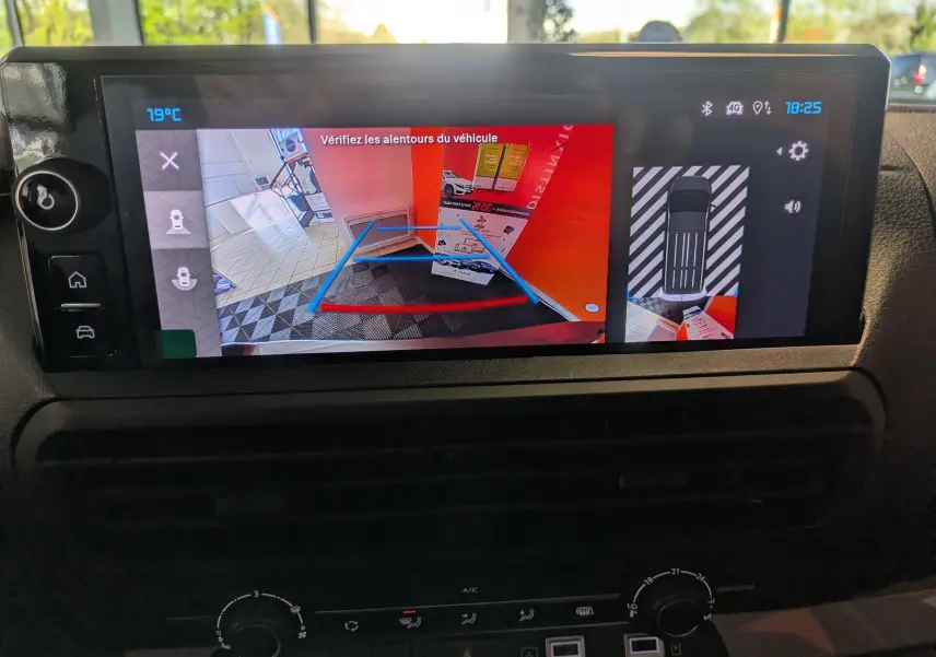 Écran tactile intérieur montrant la caméra de recul et l’aide au stationnement du Citroën Jumpy gris titane.