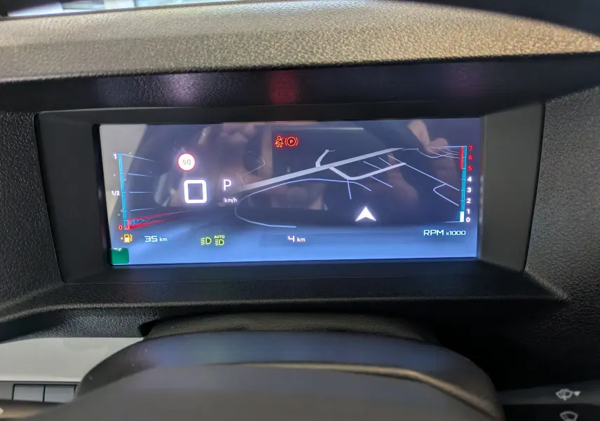 Affichage numérique du combiné de bord du Citroën Jumpy Cabine Approfondie gris titane, vue frontale rapprochée.