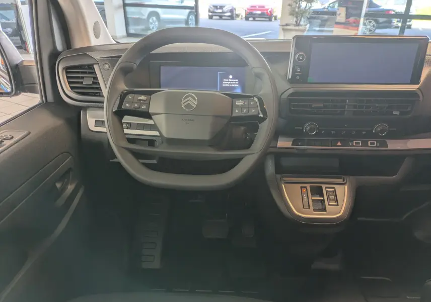 Vue intérieure frontale du tableau de bord et volant noir du Citroën Jumpy Cabine Approfondie 2025.